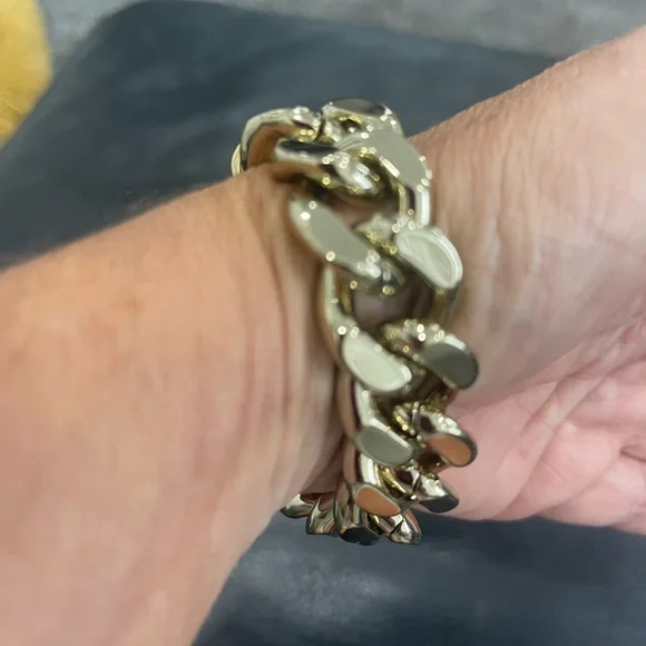 Never worn CC Skye chain bracelet with green stone on closure! - Picture 2 of 6